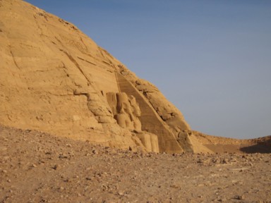 帰り道に見送るように佇む神殿の像