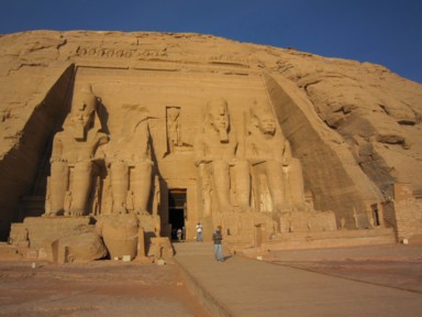 アブシンベル神殿の巨大な岩の彫像