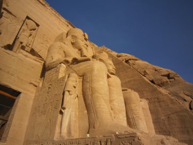 春分と秋分に光が届く神殿の奥の神像