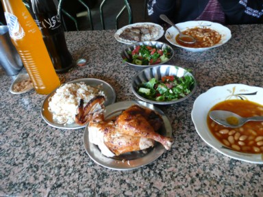 通りに漂う香ばしいチキンの香り