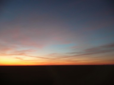 朝焼けに包まれるアブ・シンベル神殿の前