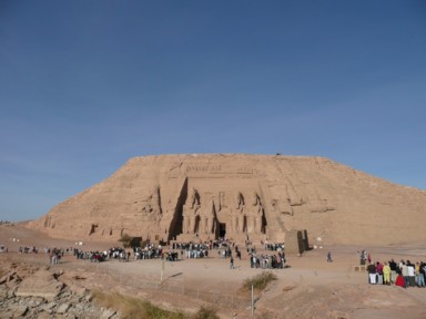 砂漠にそびえるアブ・シンベル大神殿の外観