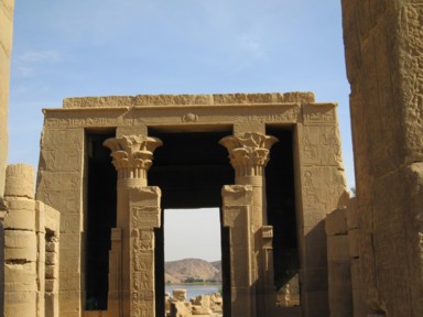 ナイル川と神殿外壁の象形文字