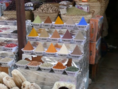 店先に並ぶ小さなピラミッドの置物