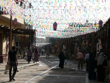 旅人に優しい町並みの条件がそろう通り