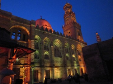 ライトアップされた路地裏の風景