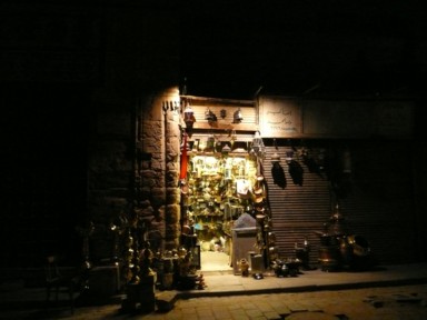 にぎやかな表通りと静かな裏道