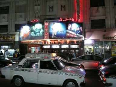 地元の人でにぎわう映画館の外観