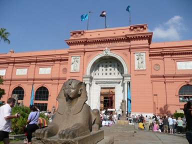 博物館に展示されたツタンカーメンの黄金マスク