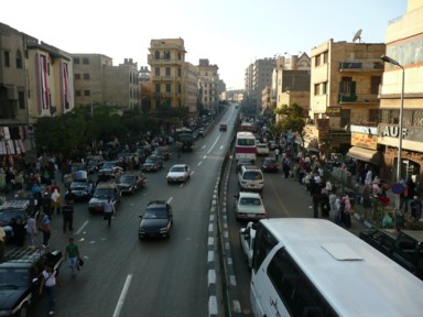 歩道橋の上から見たカイロの街並み