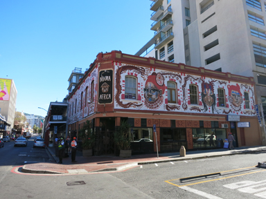 つぼを頭に乗せて歩く人の姿に侍を重ねる