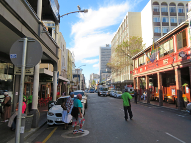 表情と治安の関係を感じる夜の街