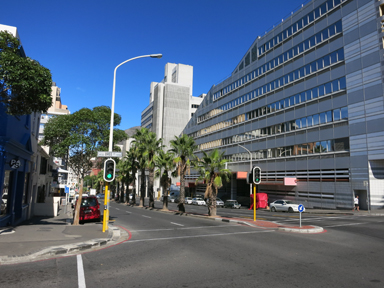 洗練されたオフィス街に潜む貧しさ