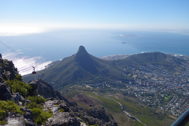 山の上から地球の丸さを感じる風景