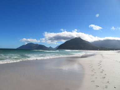 ケープ半島の誰もいない真っ白な砂浜と山々