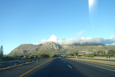 車のラジオから流れる現地の語りに耳を傾ける