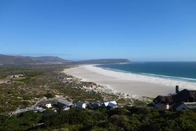 広大なビーチに誰もいない贅沢な風景