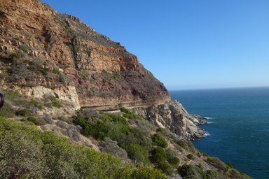 後続車を気にしながら慎重に走る場面