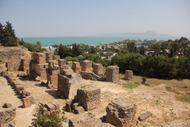 カルタゴ遺跡の石造建築が地中海沿岸に残る歴史的風景。