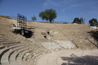 ローマ劇場の上から望む地中海の輝き