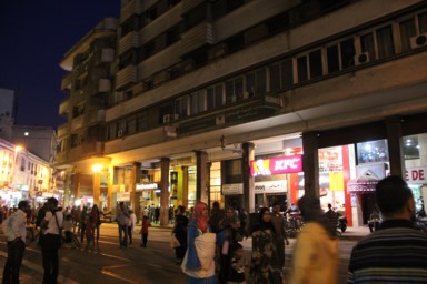 カサブランカのケンタッキーとかが並ぶ歩行者天国のにぎやかな通りの景色