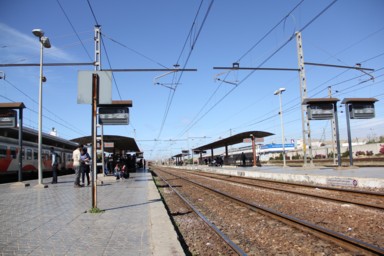 カサブランカのカサ・ヴォワジャー駅ののんびりとしたホーム