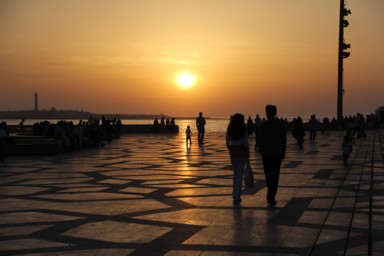 カサブランカのハッサン2世モスクの大西洋に沈む夕日の風景