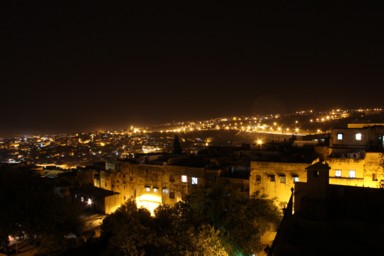 カーテンの隙間から差し込む光の情景