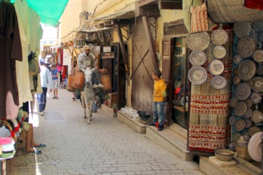 車のない平和なフェズの旧市街