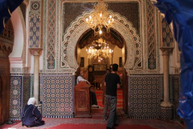 モスク内部をのぞき見る異教徒の視点