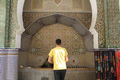 装飾が美しい水飲み場のタイル模様