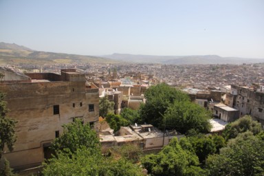 フェズの迷路のような街並みを歩く旅人の視点