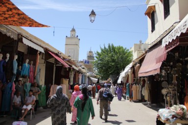 モスクを見つけて引き返す目印にする旅人