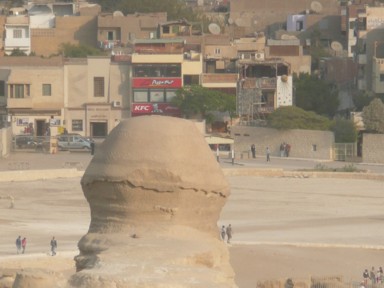 スフィンクスの視線の先にある現代の風景