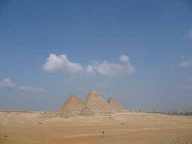 砂漠の中で探すピラミッドのシンメトリー