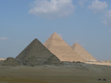 ピラミッドを見つめる地球人のひとり