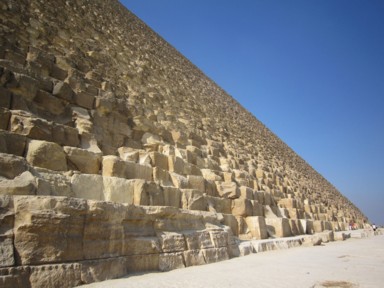 石の積み重ねが生む直線の美しさ