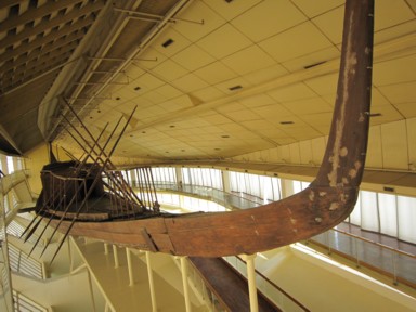 発掘された木の船の再現展示