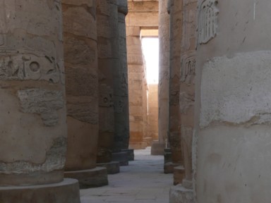 巨大な柱が並ぶカルナック神殿の大列柱室