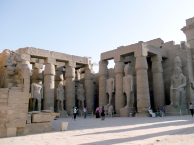 夜の遺跡に潜む緊張感