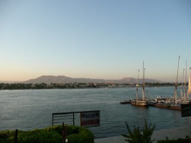 夕暮れのナイル川に映る光の道