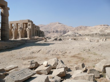 古代文字が刻まれた石の破片