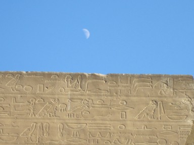 遺跡と月の共演