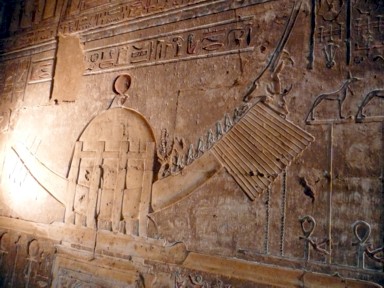 古代の船出を想像させる巨大な船の彫刻