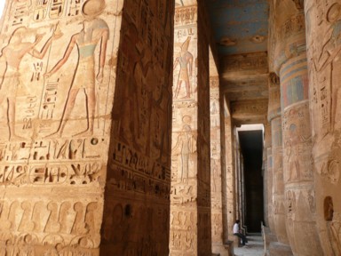 かつて極彩色だった葬祭殿の跡