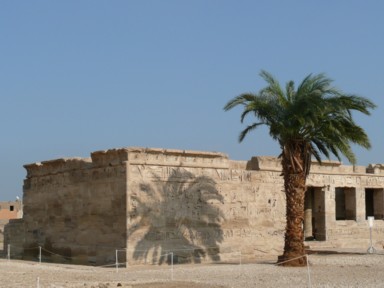 風が運ぶ涼しさを感じる遺跡の一角