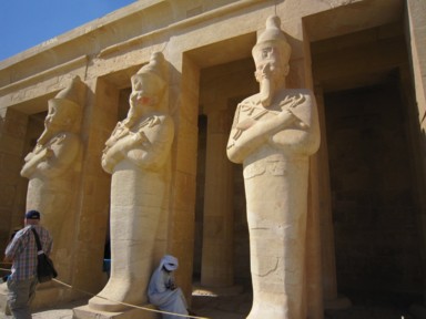 多神教時代の神々の彫像