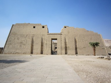 ラムセス3世葬祭殿の入り口の巨大な門