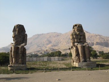 王の墓を守る像や建造物