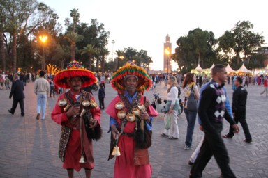 コブラ使いや楽器演奏者が集うマラケシュの広場